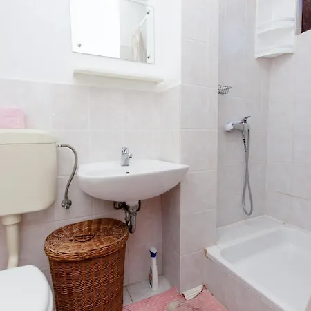 Jere - 30 M From Apartman Vinišće