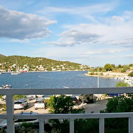 Jere - 30 M From * Vinišće